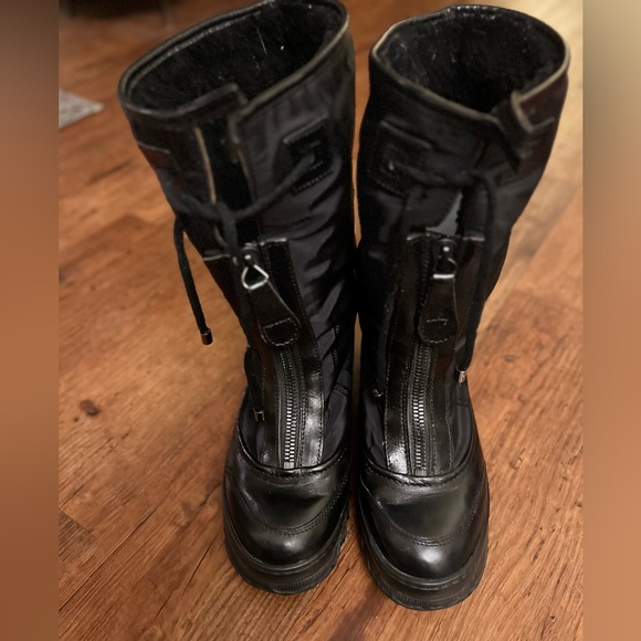 Burberry Winter Boots Sz 6 ✨Like New Condition✨ - Picture 2 of 9